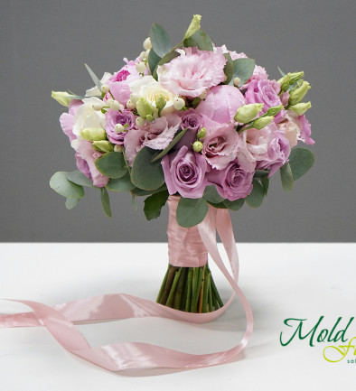 Buchet de mireasă din bujori roz, eustoma, hypericum, trandafiri și eucalipt foto 394x433